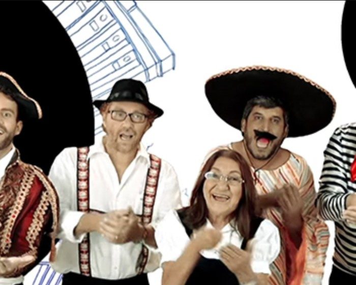 Cena de campanha com pessoas fantasiadas em fundo branco