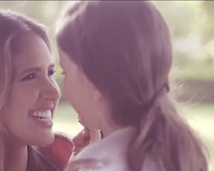 Mãe e filha se abraçando em campanha de Dia das Mães