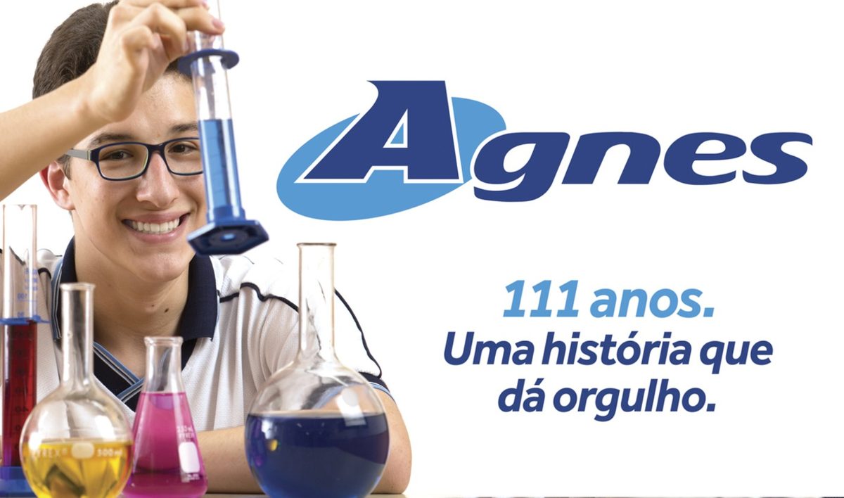 Estudante em laboratório ao lado de um logotipo azul e a frase sobre 111 anos de história