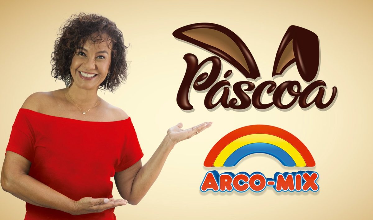 Apresentadora em fundo de Páscoa com orelhas de coelho de chocolate